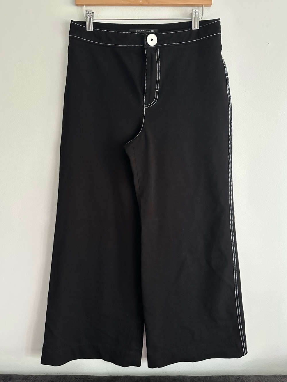 Zara Black Wide-Leg Pants with White Topstitching Jeans Size Medium
